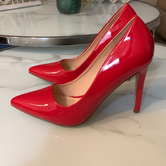 Women’s Y-not? Red scheme pumps. - Picture 2 of 13